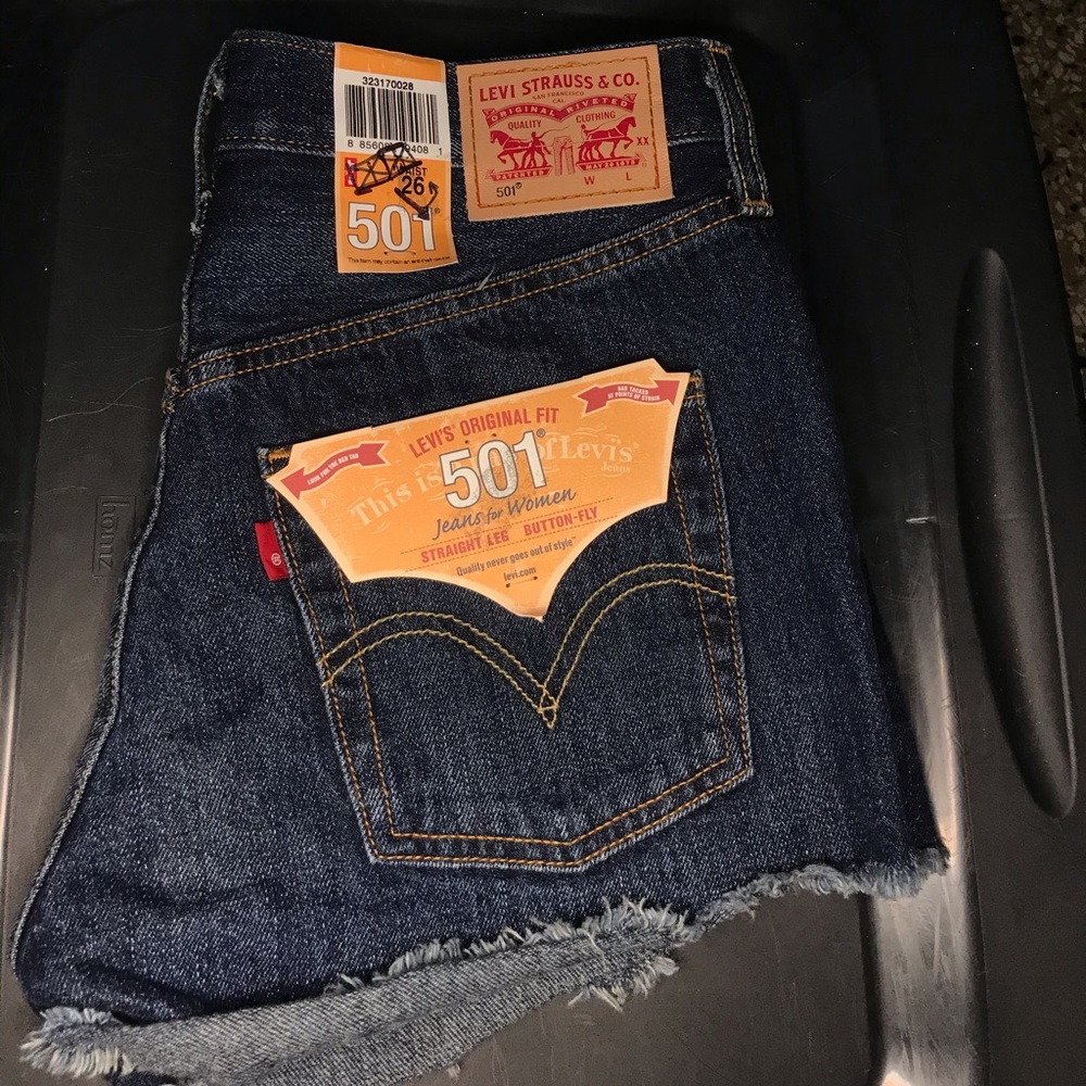 BRAND NEW Levi’s Denim Short Straight Leg